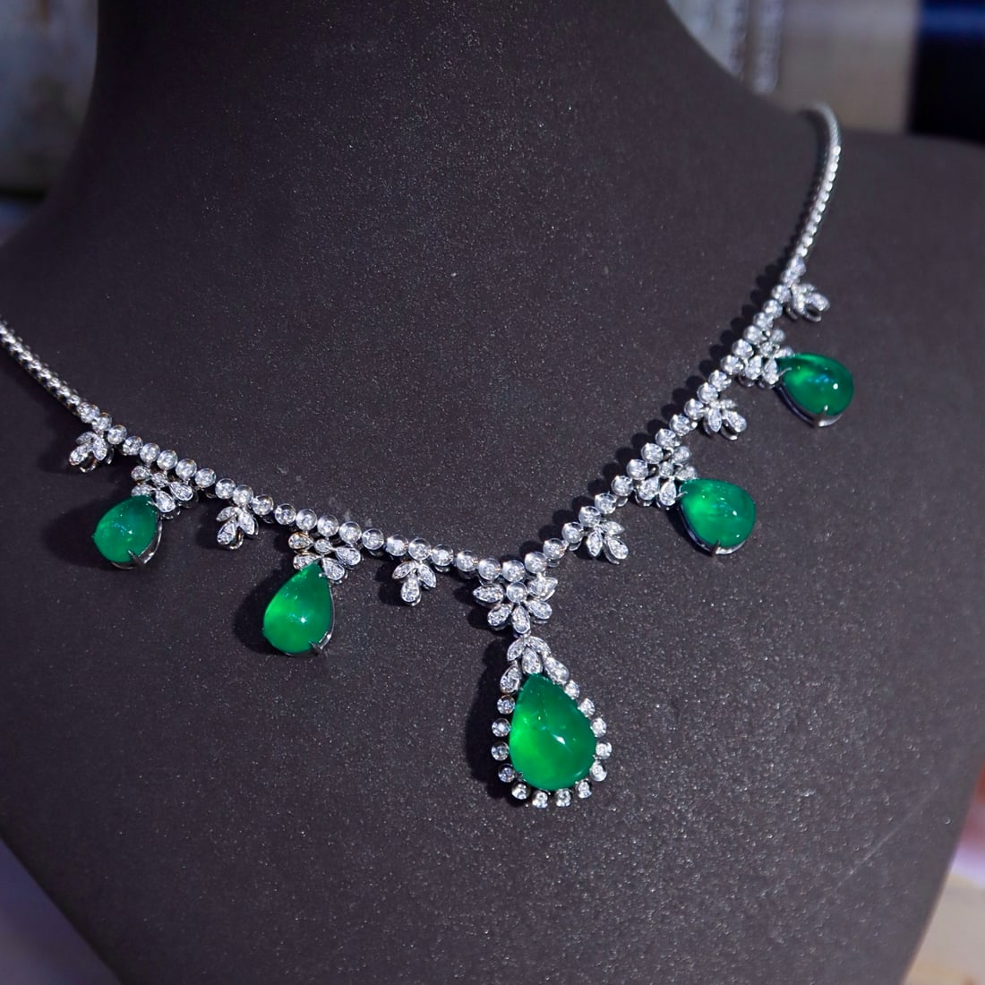 14k Gold 12.48 Ctw Vivid Green Natural Emerald & Diamond Necklace: Ref:231098072 // gold content:14k gold // main gemstone:emerald // shape:pear // carat weight:11. 74ct // color:vivid green // treatment:natural // // adjacent gemstone 2 : diamond // shape:round // c