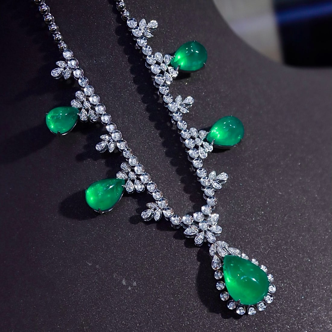 14k Gold 12.48 Ctw Vivid Green Natural Emerald & Diamond Necklace - 5