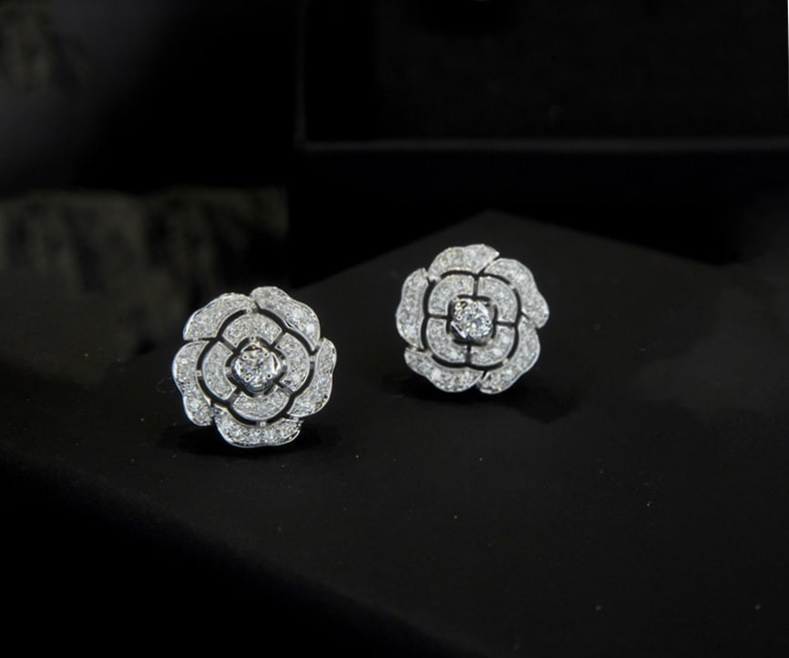 14k Gold 0.3 Ct Natural H Diamond & Flowers Earrings: Ref:231098073 // gold content:14k gold // main gemstone:diamond // shape:round // carat weight:0. 3ct // clarity grade:vs-si // color:h // treatment:natural // cut grade:g // Condition: New Low