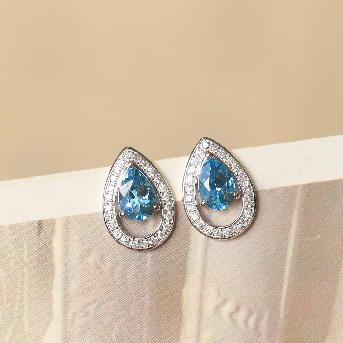 14k Gold 0.90 Ctw Natural Aquamarine & Diamond Earrings: Ref:231098075 // gold content:14k gold // main gemstone:aquamarine // shape:pear // carat weight:0. 70ct // color:santa maria color // treatment:natural // // adjacent gemstone 2 : diamond // shape:ro