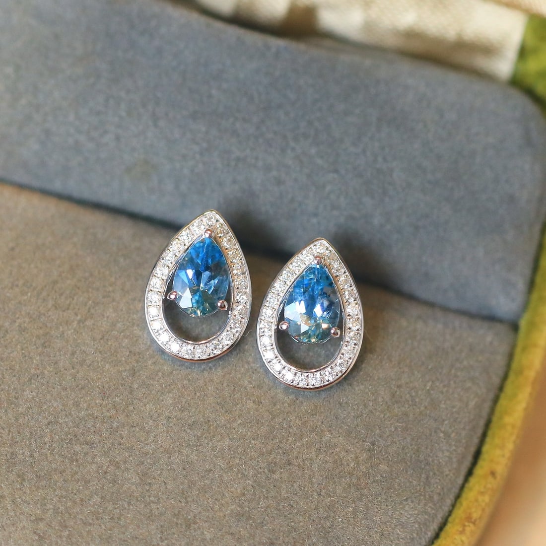 14k Gold 0.90 Ctw Natural Aquamarine & Diamond Earrings - 2