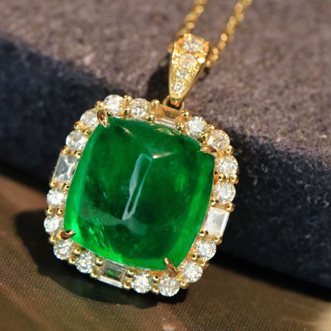 14k Gold 5.56 Ctw Vivid Green Natural Emerald & Diamond Pendant( Without Chain )