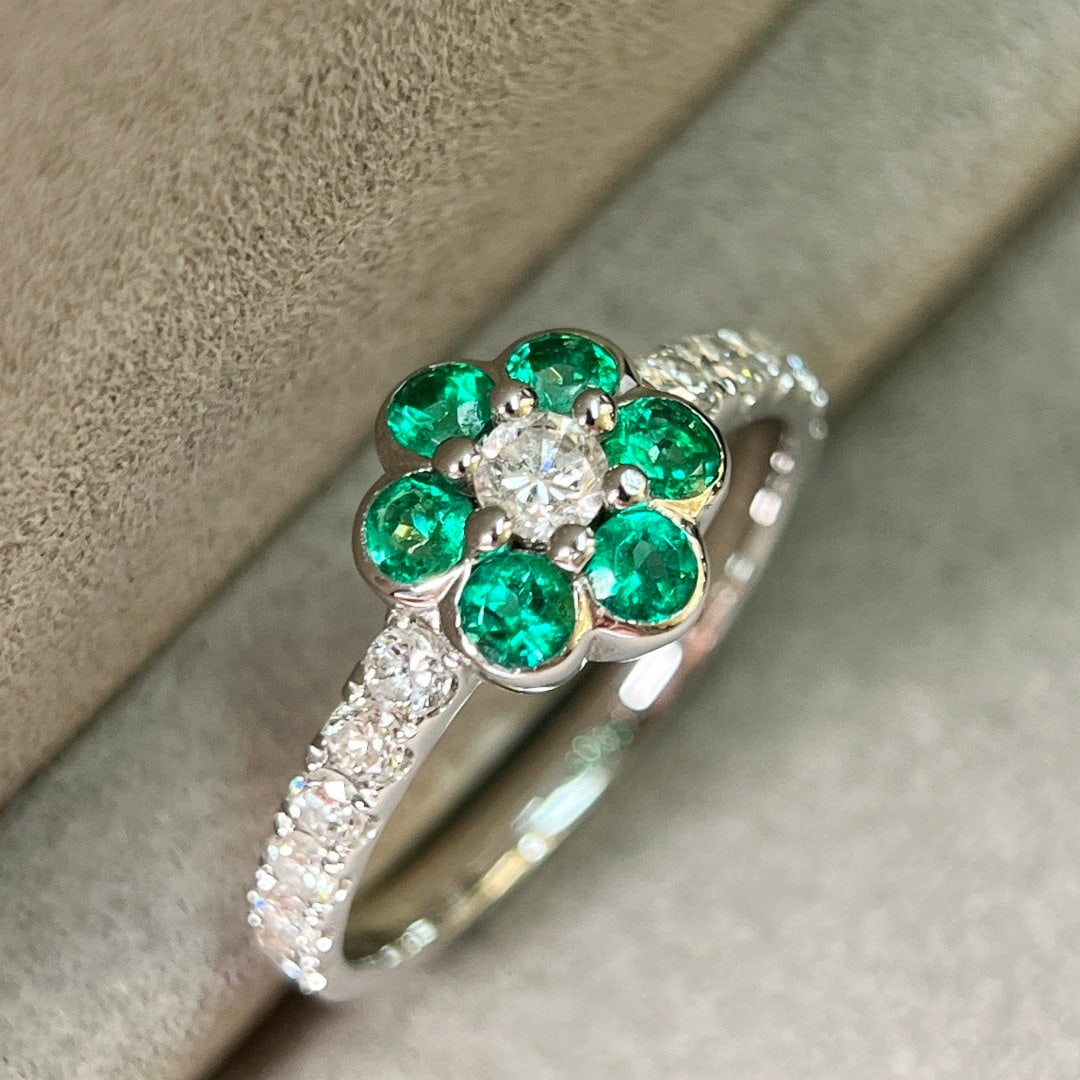 14k Gold 1.6 Ctw Vivid Green Natural Emerald & Diamond Ring - 5