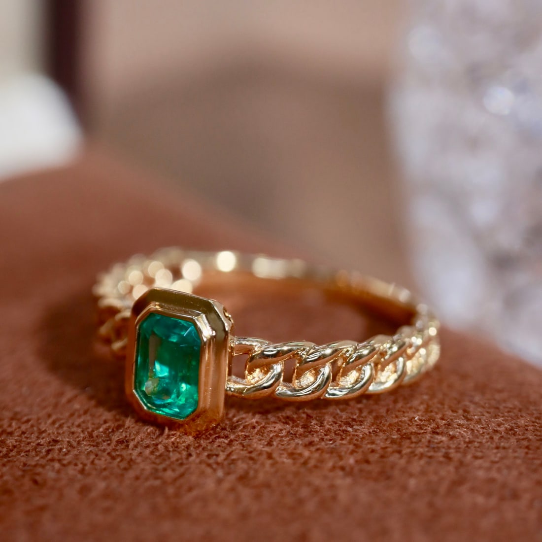 14k Gold 0.43 Ct Vivid Green Natural Emerald Ring - 3