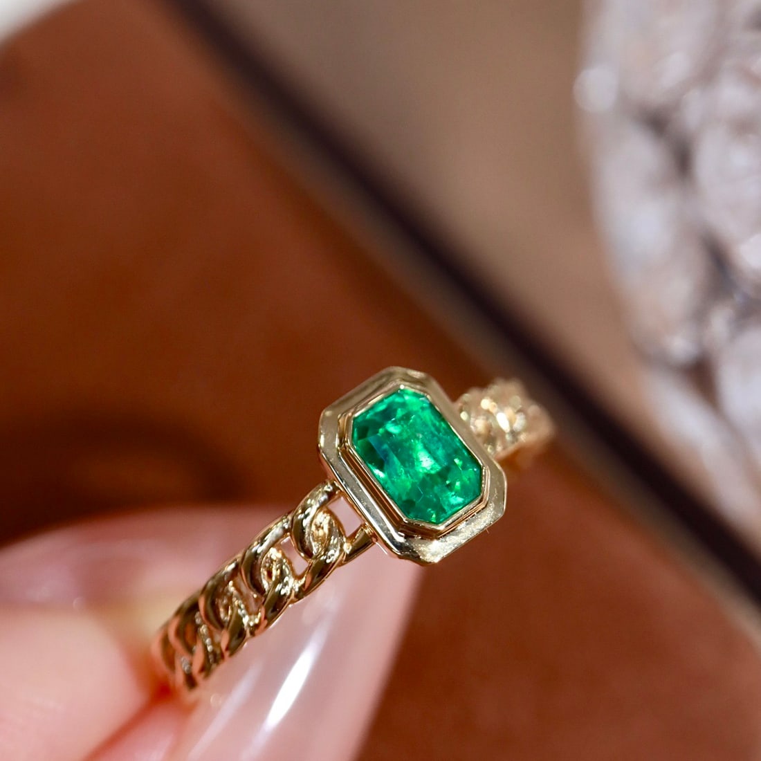 14k Gold 0.43 Ct Vivid Green Natural Emerald Ring - 7