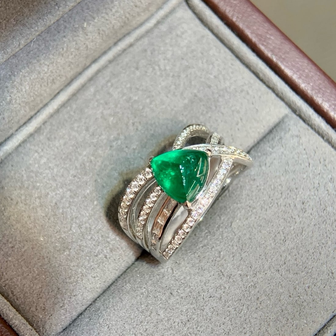 14k Gold 2.32 Ctw Vivid Green Natural Emerald & Diamond Ring: Ref:231098143 // gold content:14k gold // ring size:7. 25us // // main gemstone:emerald // shape:triangle // carat weight:1. 85ct // color:vivid green // treatment:natural // // adjacent gemstone 2 :
