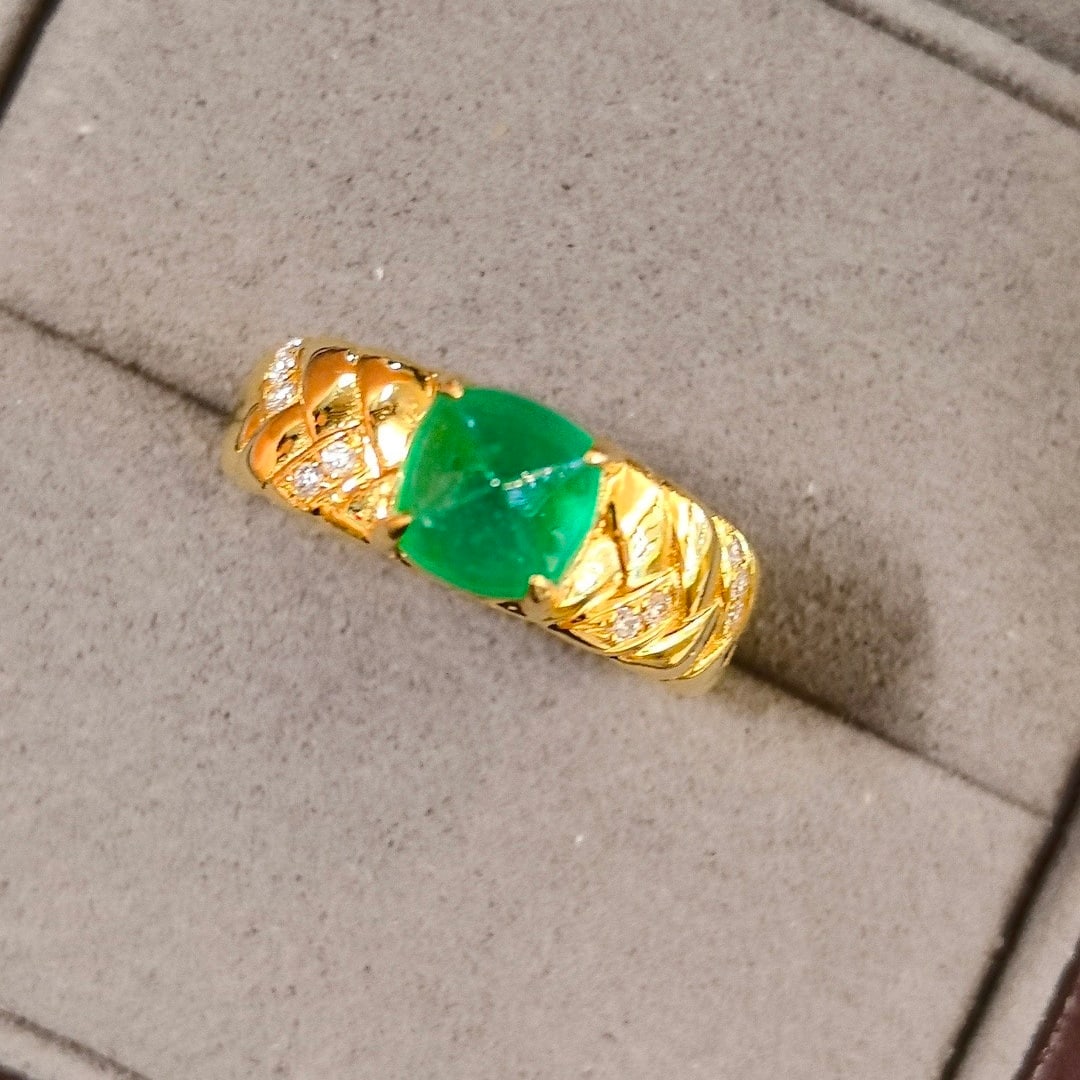 14k Gold 1.99 Ctw Vivid Green Natural Emerald & Diamond Ring: Ref:231098146 // gold content:14k gold // ring size:7. 25us // // main gemstone:emerald // shape:sugar-loaf // carat weight:1. 89ct // color:vivid green // treatment:natural // // adjacent gemstone 2