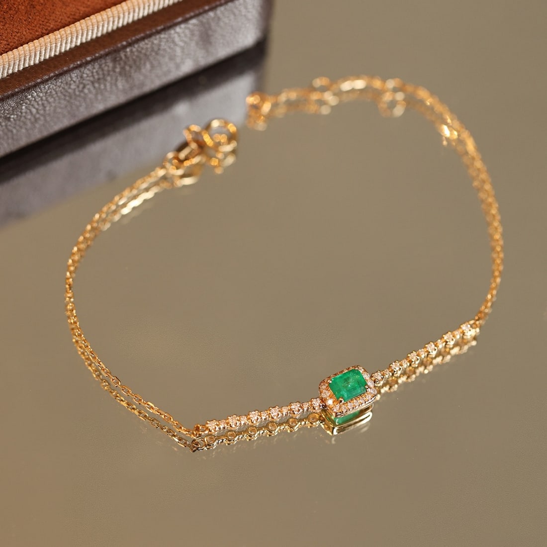 14k Gold 0.71 Ctw Natural Emerald & Diamond Bracelet: Ref:231098147 // gold content:14k gold // main gemstone:emerald // shape:octagonal // carat weight:0. 5ct // color:green // treatment:natural // // adjacent gemstone 2 : diamond // shape:round //