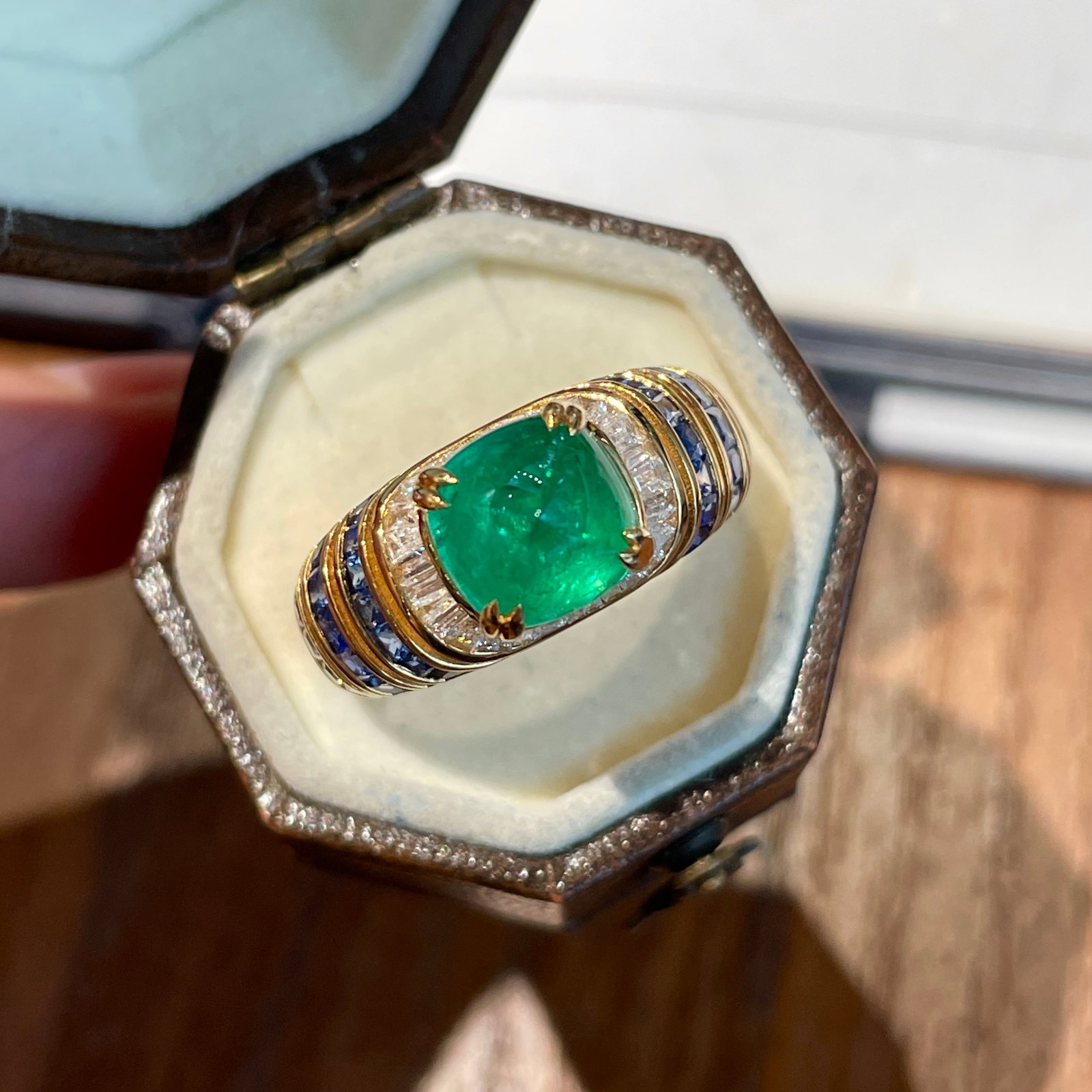 14k Gold 3.17 Ctw Natural Emerald & Sapphire Ring: Ref:231098157 // gold content:14k gold // ring size:7. 25us // // main gemstone:emerald // shape:sugar-loaf // carat weight:2. 17ct // color:green // treatment:natural // // adjacent gemstone 2 : sapp