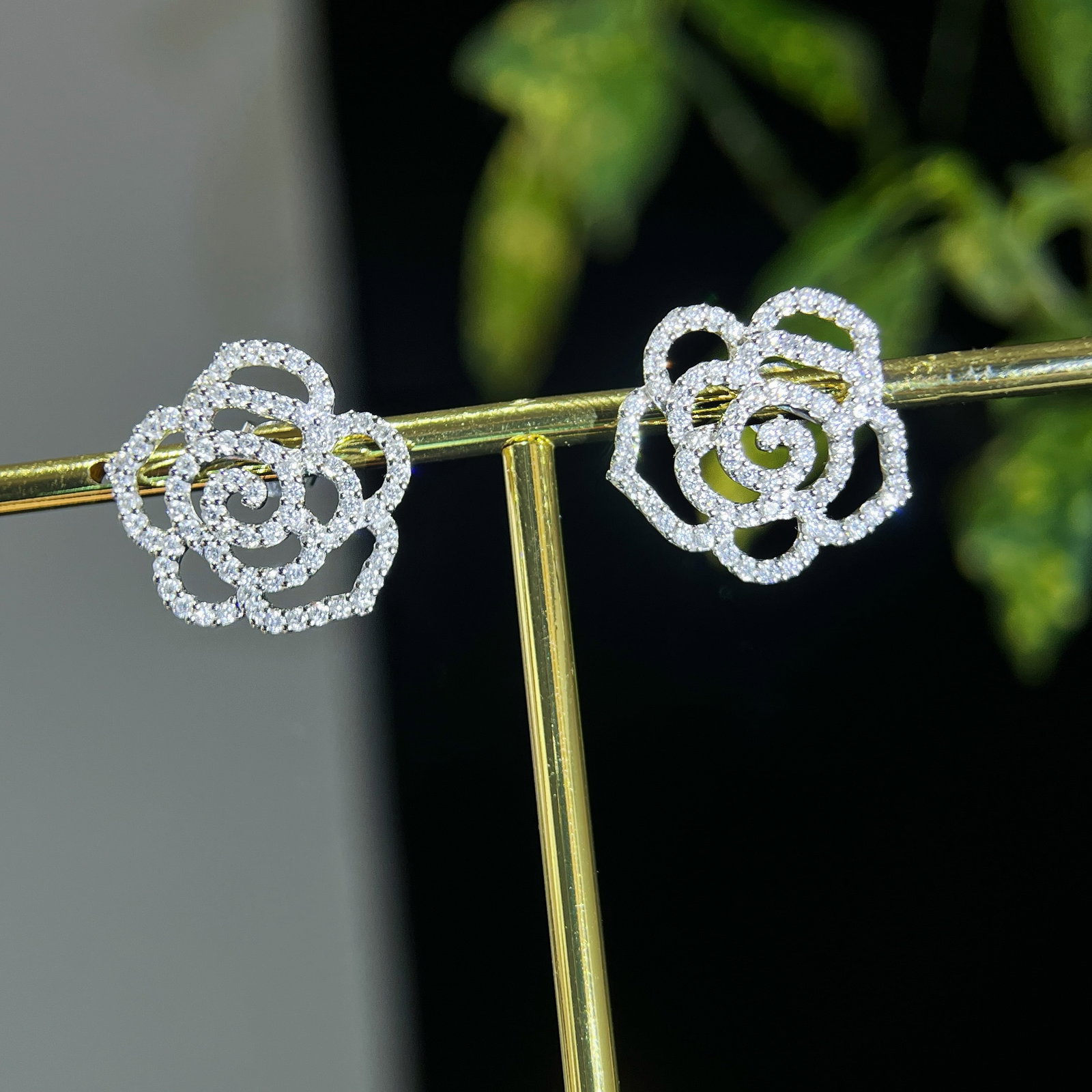 14k Gold 1.04 Ct Natural H Diamond & Flowers Earrings: Ref:231098158 // gold content:14k gold // main gemstone:diamond // shape:round // carat weight:1. 04ct // clarity grade:vs-si // color:h // treatment:natural // cut grade:g // Condition: New Low