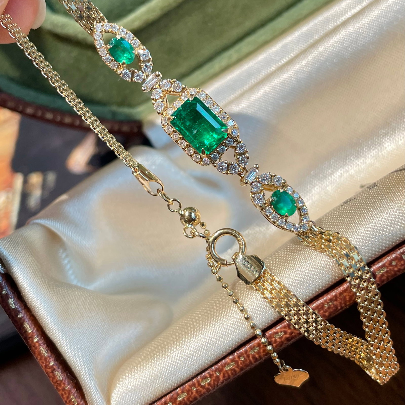 14k Gold 1.35 Ctw Vivid Green Natural Emerald & Emerald Bracelet: Ref:231098160 // gold content:14k gold // main gemstone:emerald // shape:octagonal // carat weight:1. 00ct // color:vivid green // treatment:natural // // adjacent gemstone 2 : emerald // shape:oval /