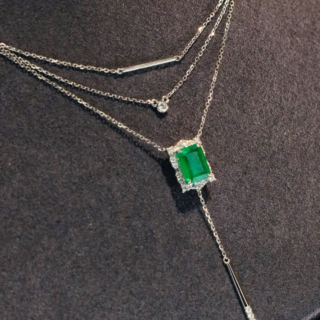 14k Gold 1.84 Ctw Vivid Green Natural Emerald & Diamond Necklace: Ref:231098179 // gold content:14k gold // main gemstone:emerald // shape:octagonal // carat weight:1. 59ct // color:vivid green // treatment:natural // // adjacent gemstone 2 : diamond // shape:round 