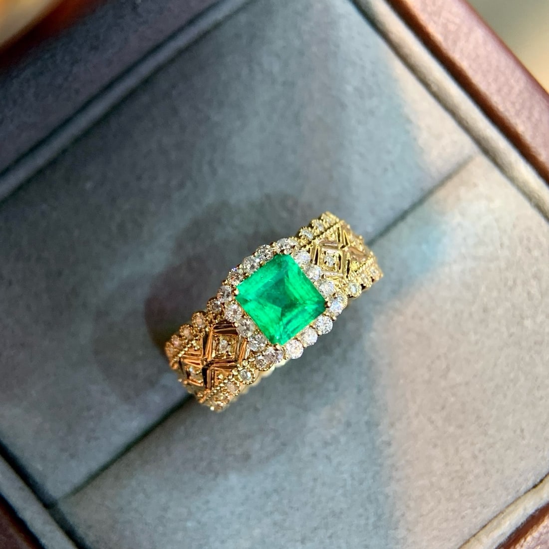 14k Gold 1.00 Ctw Vivid Green Natural Emerald & Diamond Ring