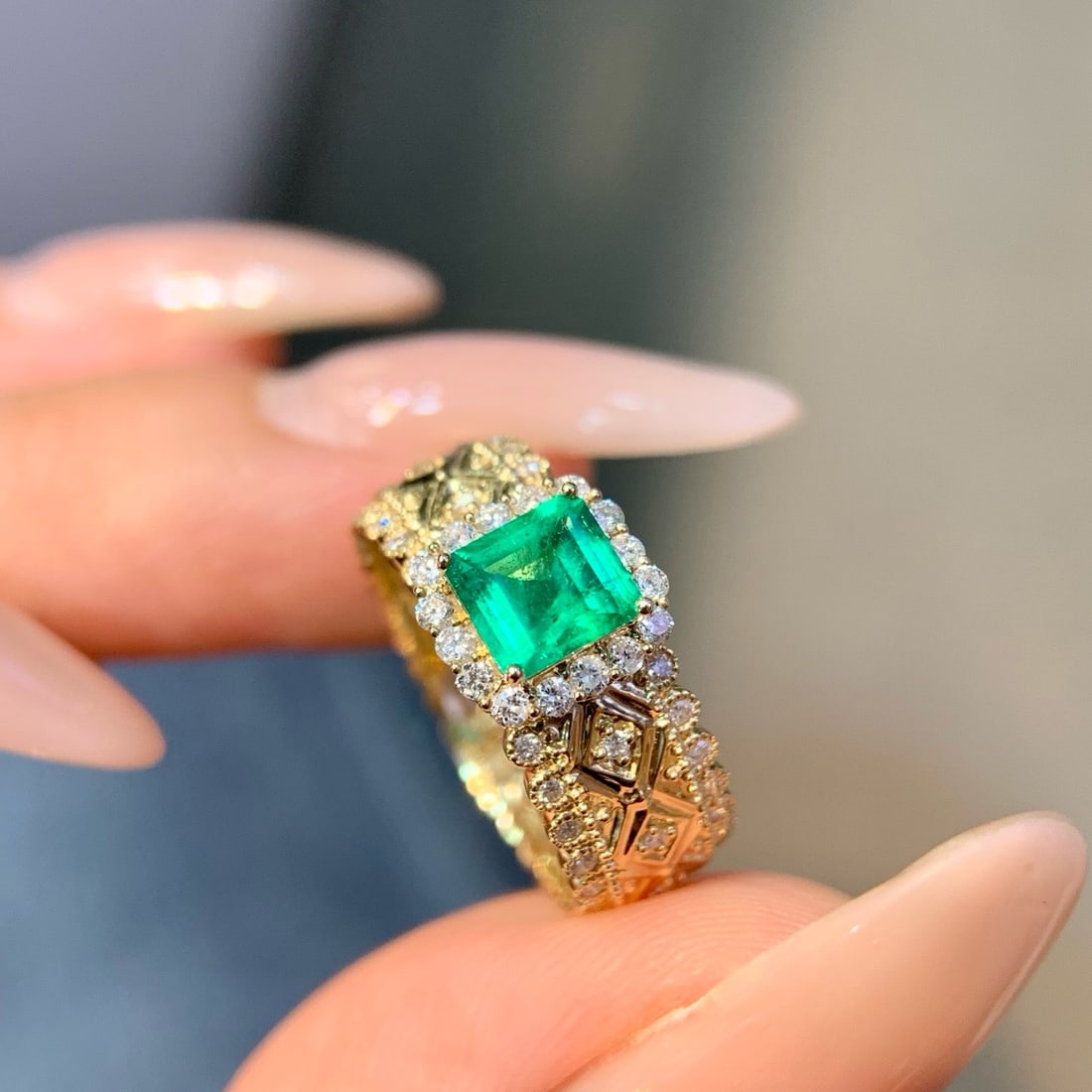 14k Gold 1.00 Ctw Vivid Green Natural Emerald & Diamond Ring - 4