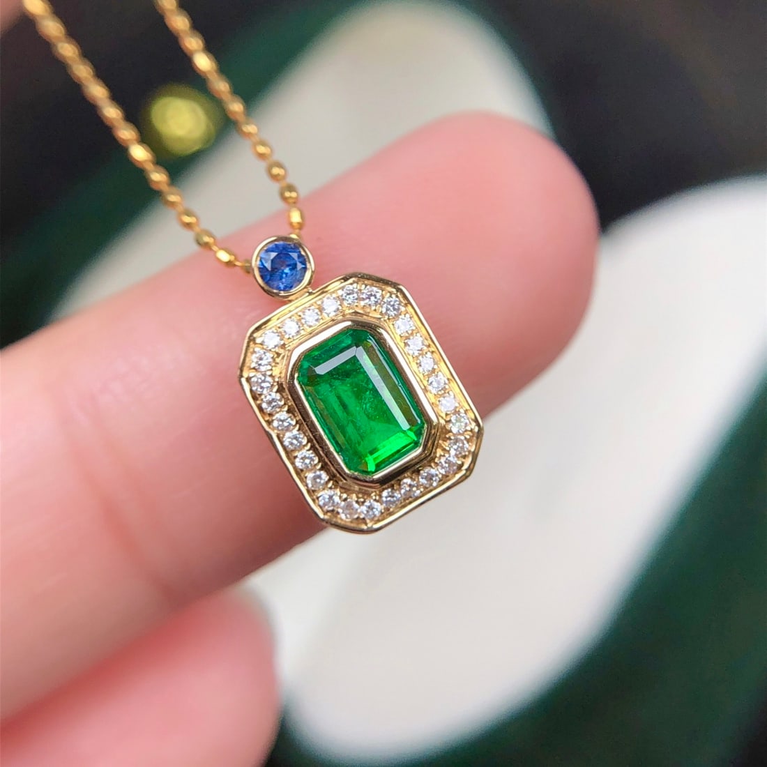 14k Gold 0.45 Ctw Vivid Green Natural Emerald & Diamond Necklace - 2