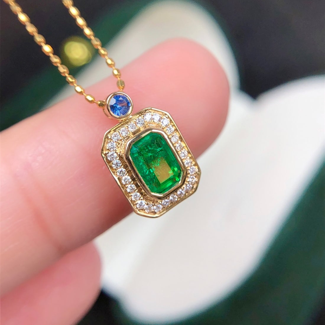 14k Gold 0.45 Ctw Vivid Green Natural Emerald & Diamond Necklace - 3