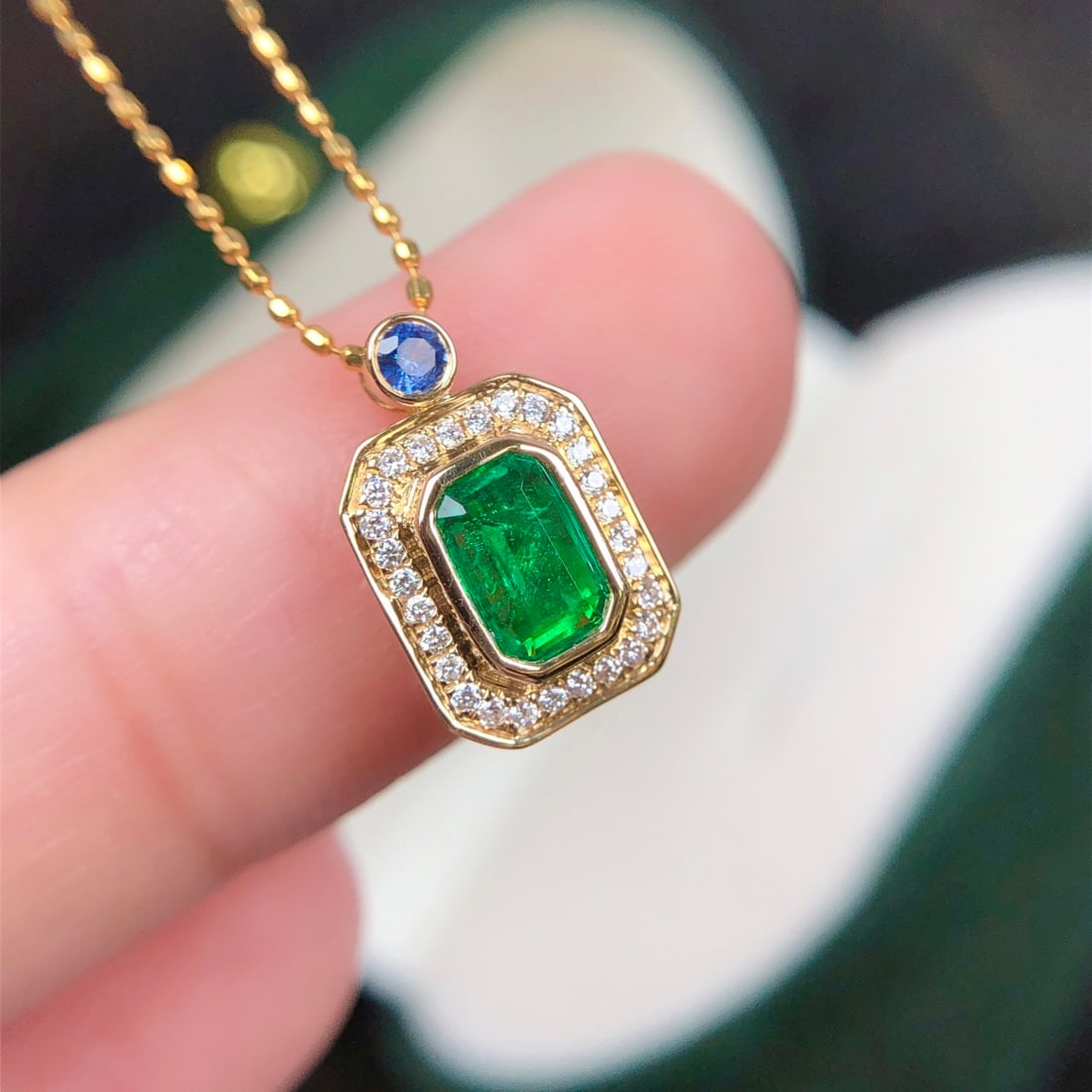 14k Gold 0.45 Ctw Vivid Green Natural Emerald & Diamond Necklace - 4
