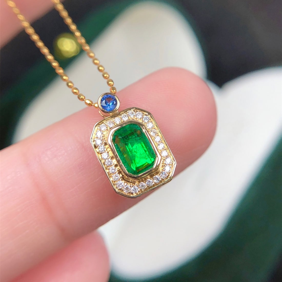 14k Gold 0.45 Ctw Vivid Green Natural Emerald & Diamond Necklace - 5