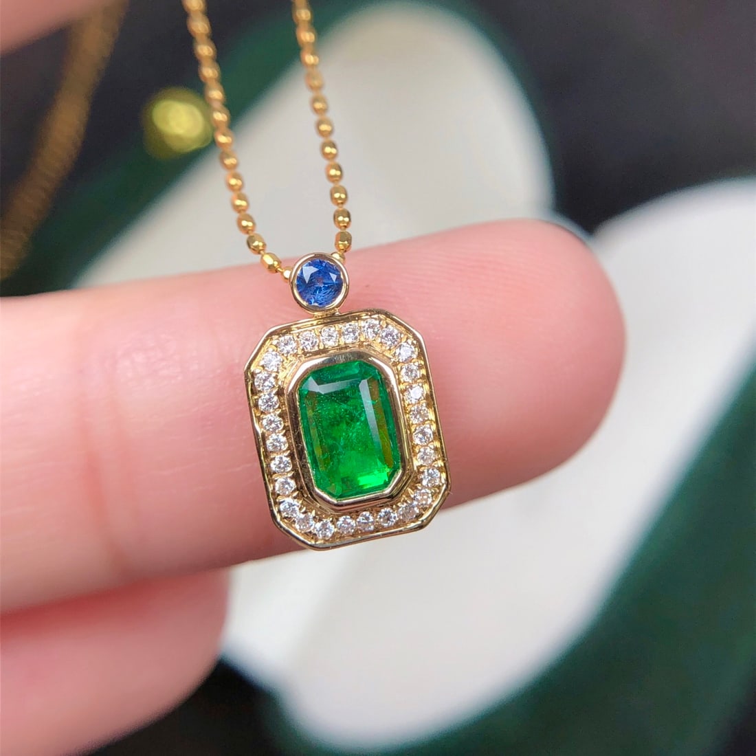14k Gold 0.45 Ctw Vivid Green Natural Emerald & Diamond Necklace - 6