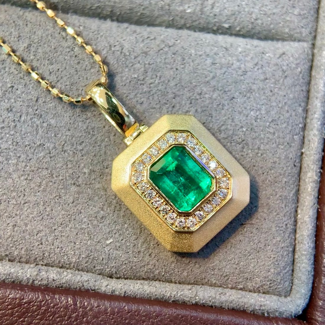 14k Gold 1.49 Ctw Vivid Green Natural Emerald & Diamond Pendant( Without Chain )