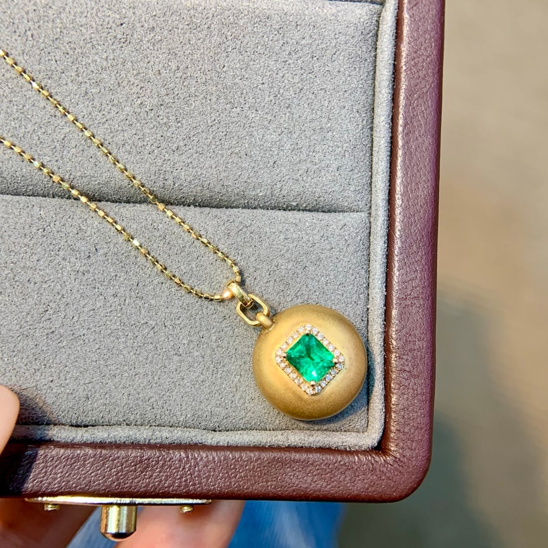 14k Gold 0.44 Ctw Vivid Green Natural Emerald & Diamond Necklace - 2