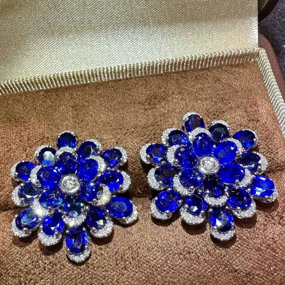 14k Gold 11.45 Ctw Natural Sapphire & Diamond Earrings: Ref:231098279 // gold content:14k gold // main gemstone:sapphire // shape:oval // carat weight:11. 02ct // color:blue // treatment:natural // // adjacent gemstone 2 : diamond // shape:round // carat w