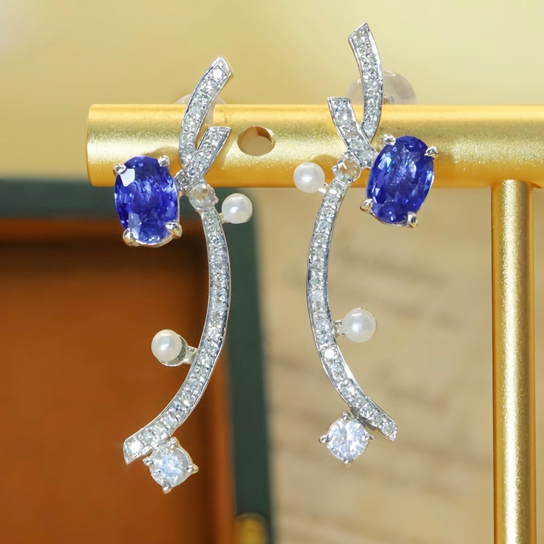 14k Gold 1.55 Ctw Natural Sapphire & Diamond Earrings: Ref:231098302 // gold content:14k gold // main gemstone:sapphire // shape:oval // carat weight:1. 32ct // color:blue // treatment:natural // // adjacent gemstone 2 : diamond // number of stones:66 //