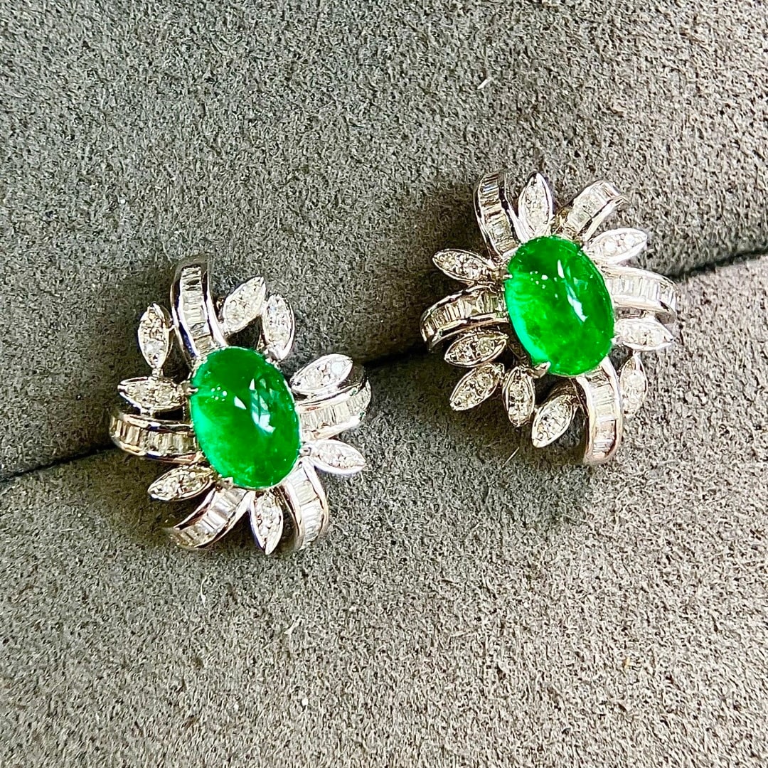 14k Gold 1.80 Ctw Vivid Green Natural Emerald & Diamond Earrings: Ref:231098307 // gold content:14k gold // main gemstone:emerald // shape:oval // carat weight:1. 20ct // color:vivid green // treatment:natural // // adjacent gemstone 2 : diamond // shape:multiple
