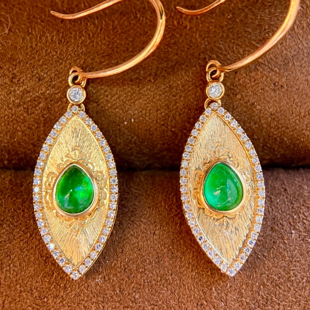 14k Gold 1.30 Ctw Vivid Green Natural Emerald & Diamond Earrings: Ref:231098309 // gold content:14k gold // main gemstone:emerald // shape:pear // carat weight:1ct // color:vivid green // treatment:natural // // adjacent gemstone 2 : diamond // shape:round // carat