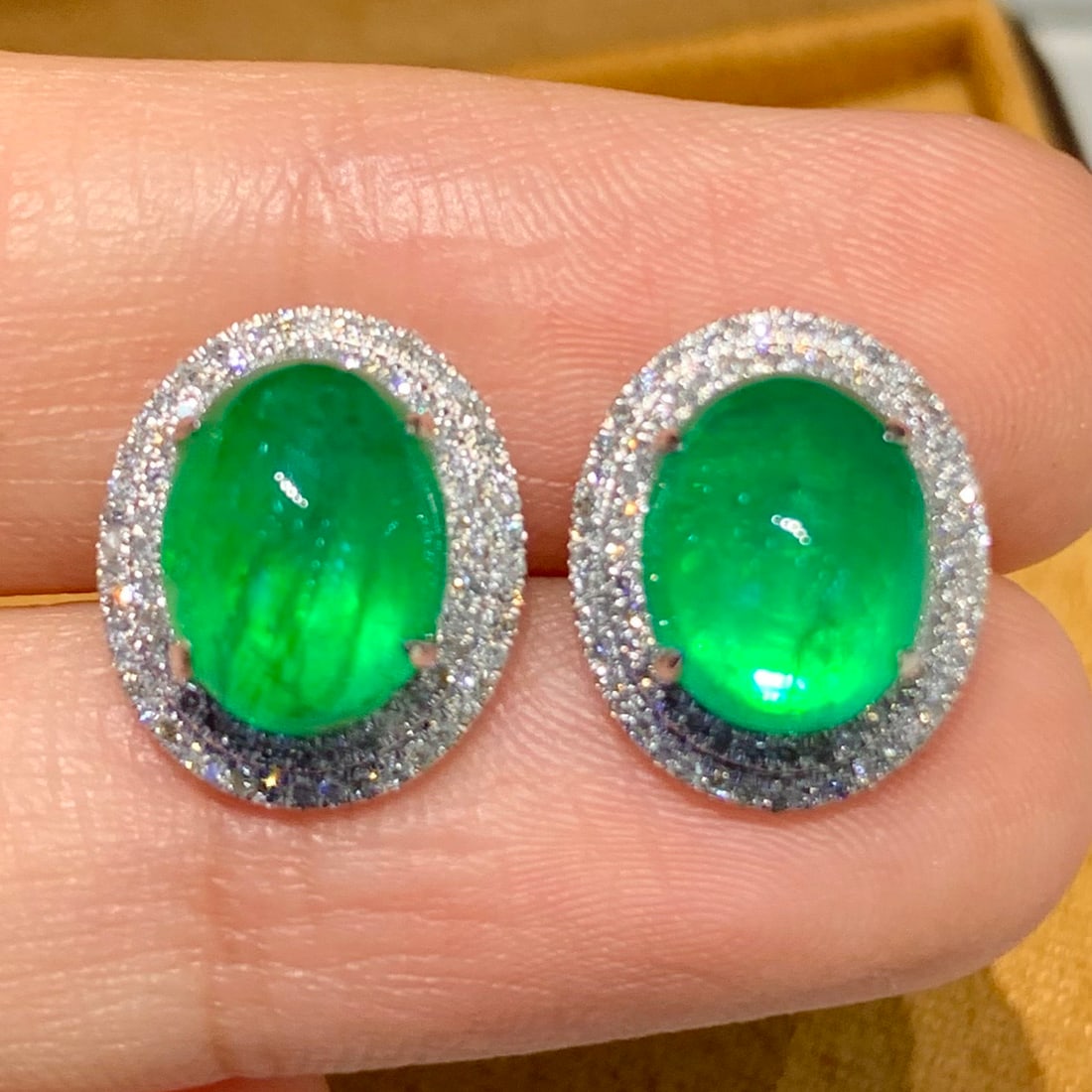 14k Gold 5.3 Ct Natural Emerald & Diamond Earrings: Ref:231098390 // gold content:14k gold // main gemstone:emerald // shape:oval // carat weight:5. 3ct // color:green // treatment:natural // // adjacent gemstone 2 : diamond // shape:round // clarity g