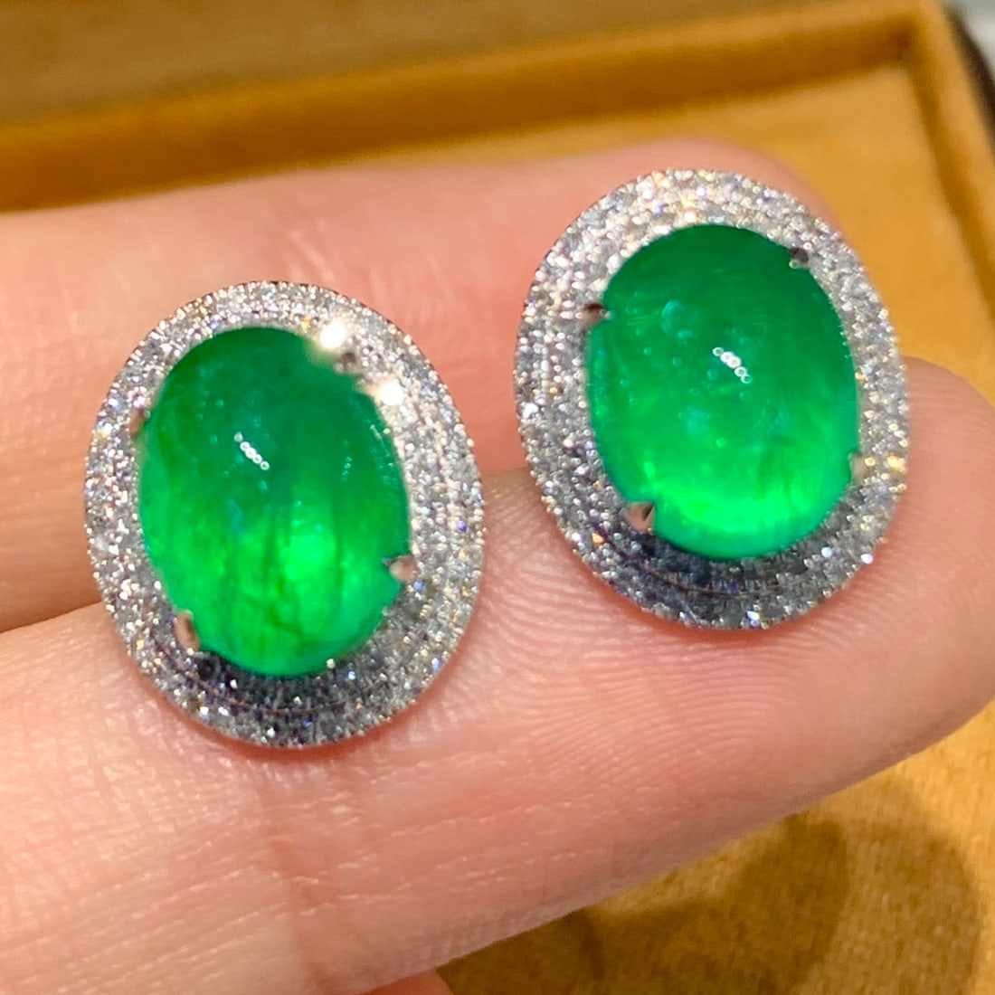 14k Gold 5.3 Ct Natural Emerald & Diamond Earrings - 3