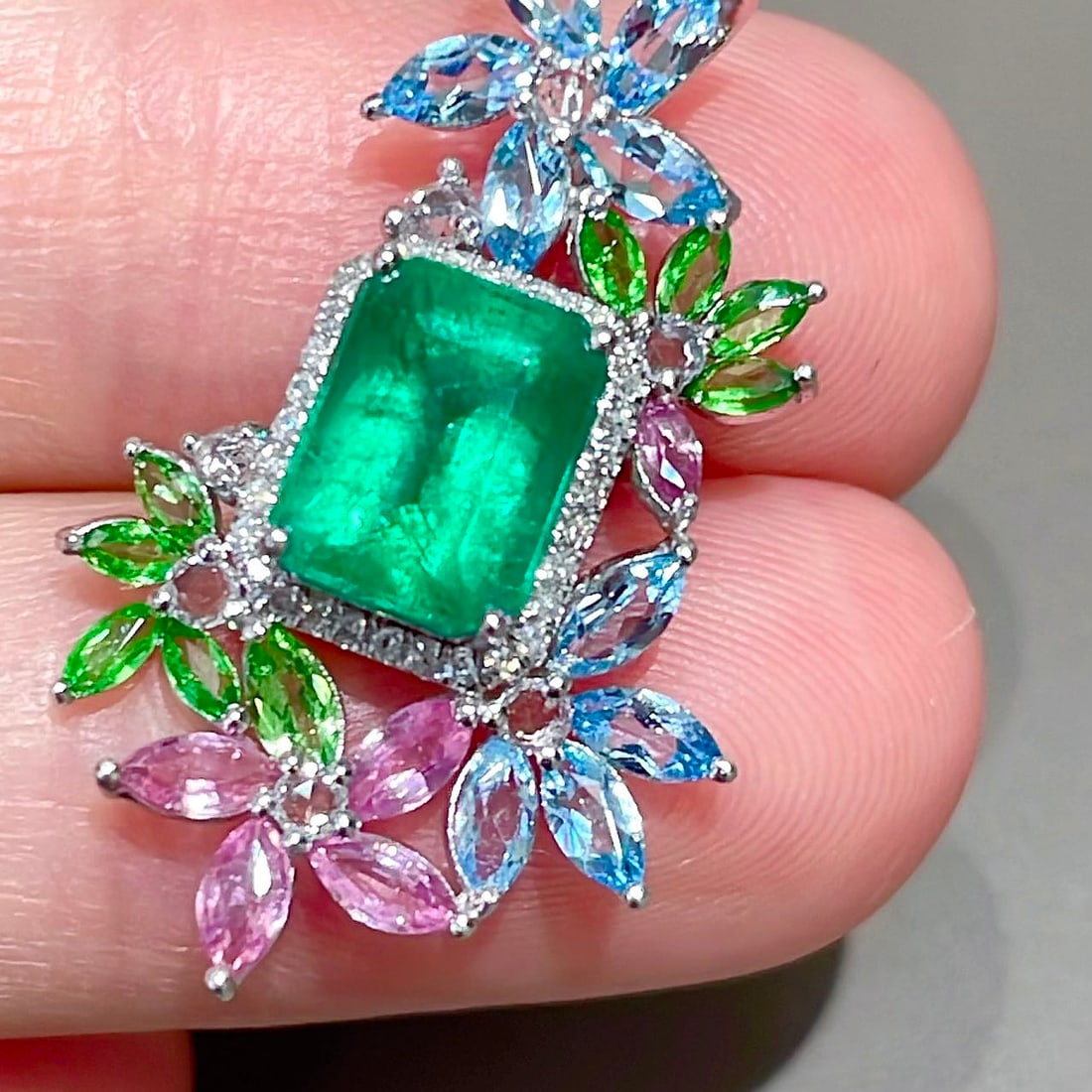 14k Gold 2.1 Ct Natural Emerald & Diamond Pendant( Without Chain ): Ref:231098394 // gold content:14k gold // main gemstone:emerald // shape:octagonal // carat weight:2. 1ct // color:green // treatment:natural // // adjacent gemstone 2 : diamond // shape:round //