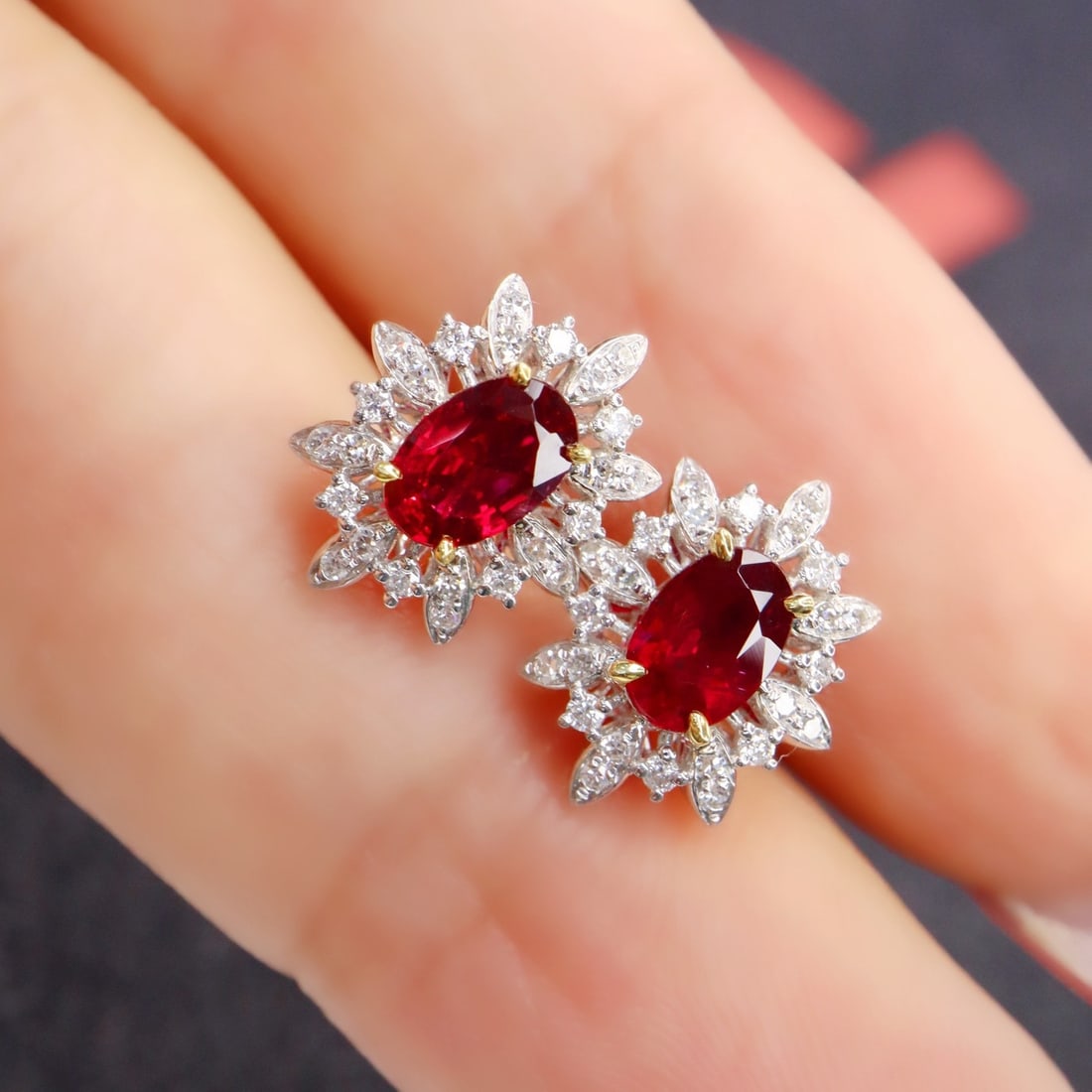 14k Gold 0.98 Ctw Natural Ruby & Diamond Earrings: Ref:231098402 // gold content:14k gold // main gemstone:ruby // shape:oval // carat weight:0. 80ct // color:pigeonblood red // treatment:natural // // adjacent gemstone 2 : diamond // shape:round //