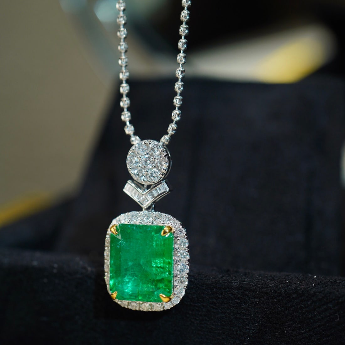 14k Gold 7.47 Ctw Vivid Green Natural Emerald & Diamond Pendant( Without Chain ): Ref:231098404 // gold content:14k gold // main gemstone:emerald // shape:octagonal // carat weight:6. 47ct // color:vivid green // treatment:natural // // adjacent gemstone 2 : diamond // shape:multip