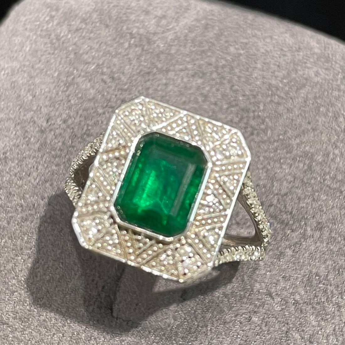 14k Gold 1.5 Ct Vivid Green Natural Emerald & Diamond Ring - 3