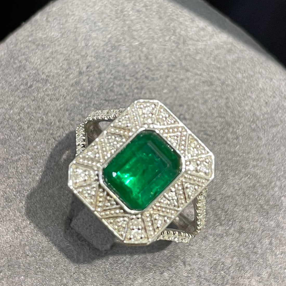 14k Gold 1.5 Ct Vivid Green Natural Emerald & Diamond Ring - 4
