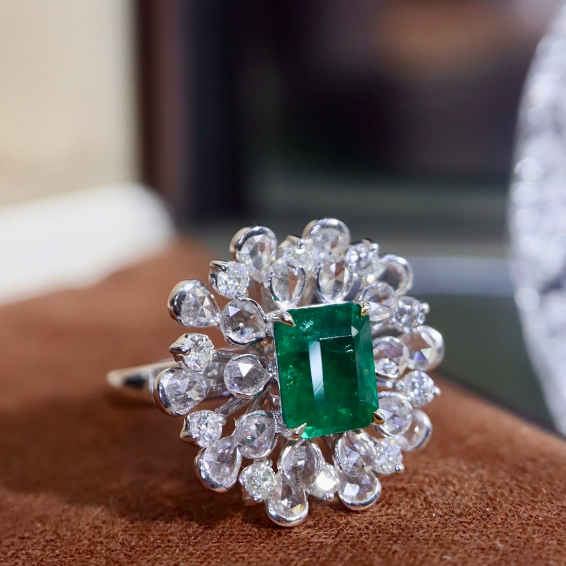 14k Gold 4.15 Ctw Vivid Green Natural Emerald & Diamond Ring - 2