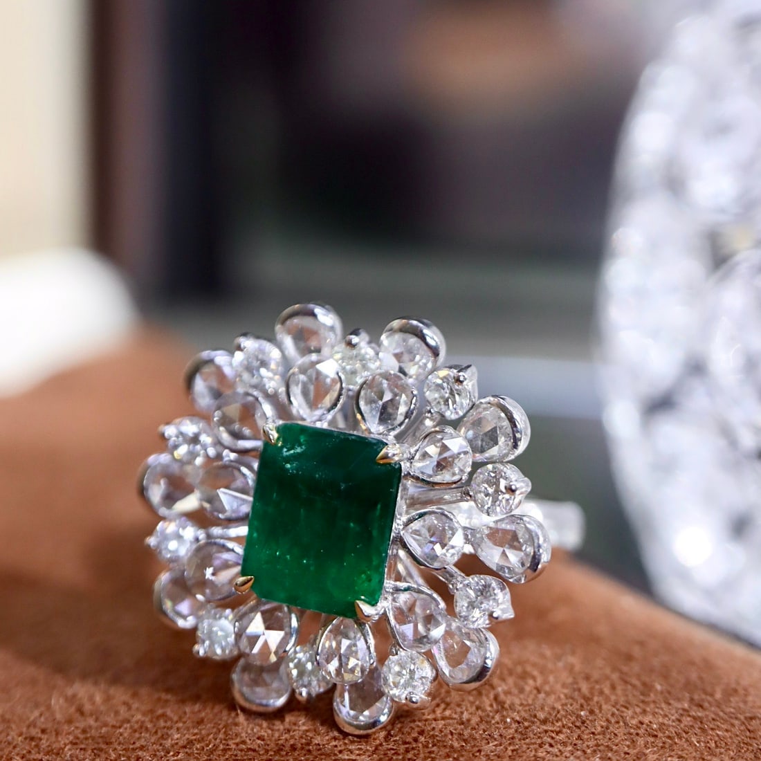 14k Gold 4.15 Ctw Vivid Green Natural Emerald & Diamond Ring - 3