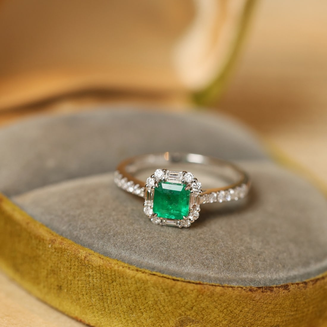 14k Gold 1.06 Ctw Vivid Green Natural Emerald & Diamond Ring - 2