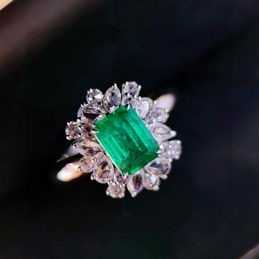 14k Gold 2.65 Ctw Vivid Green Natural Emerald & Diamond Ring: Ref:231098419 // gold content:14k gold // ring size:7. 25us // // main gemstone:emerald // shape:octagonal // carat weight:1. 4ct // color:vivid green // treatment:natural // // adjacent gemstone 2 : 