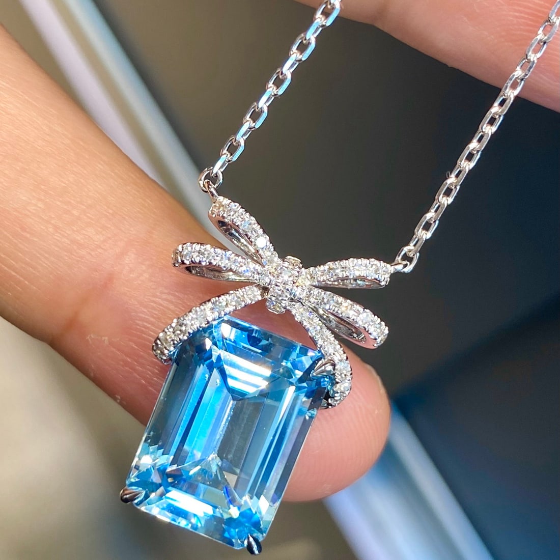 14k Gold 6.86 Ctw Natural Aquamarine & Diamond Necklace: Ref:231098433 // gold content:14k gold // main gemstone:aquamarine // shape:octagonal // carat weight:6. 67ct // color:santa maria color // treatment:natural // // adjacent gemstone 2 : diamond //