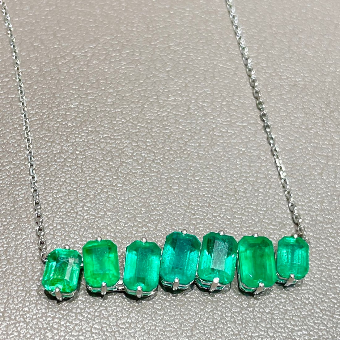 14k Gold 3.3 Ct Natural Emerald Necklace - 5
