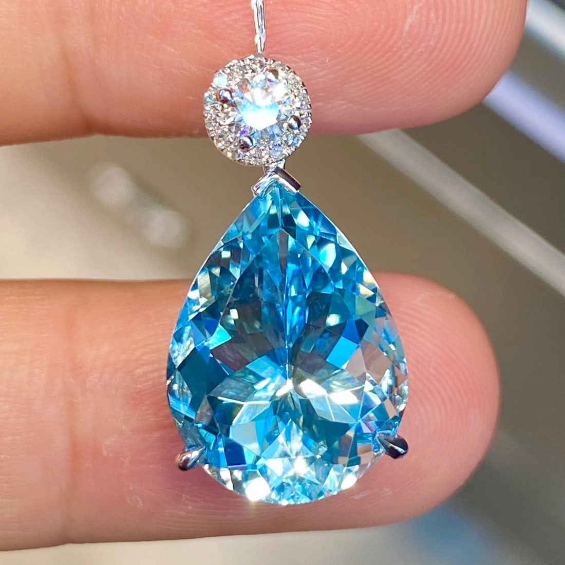 14k Gold 7.82 Ctw Natural Aquamarine & Diamond Pendant( Without Chain ): Ref:231098450 // gold content:14k gold // main gemstone:aquamarine // shape:pear // carat weight:7. 63ct // color:santa maria color // treatment:natural // // adjacent gemstone 2 : diamond //