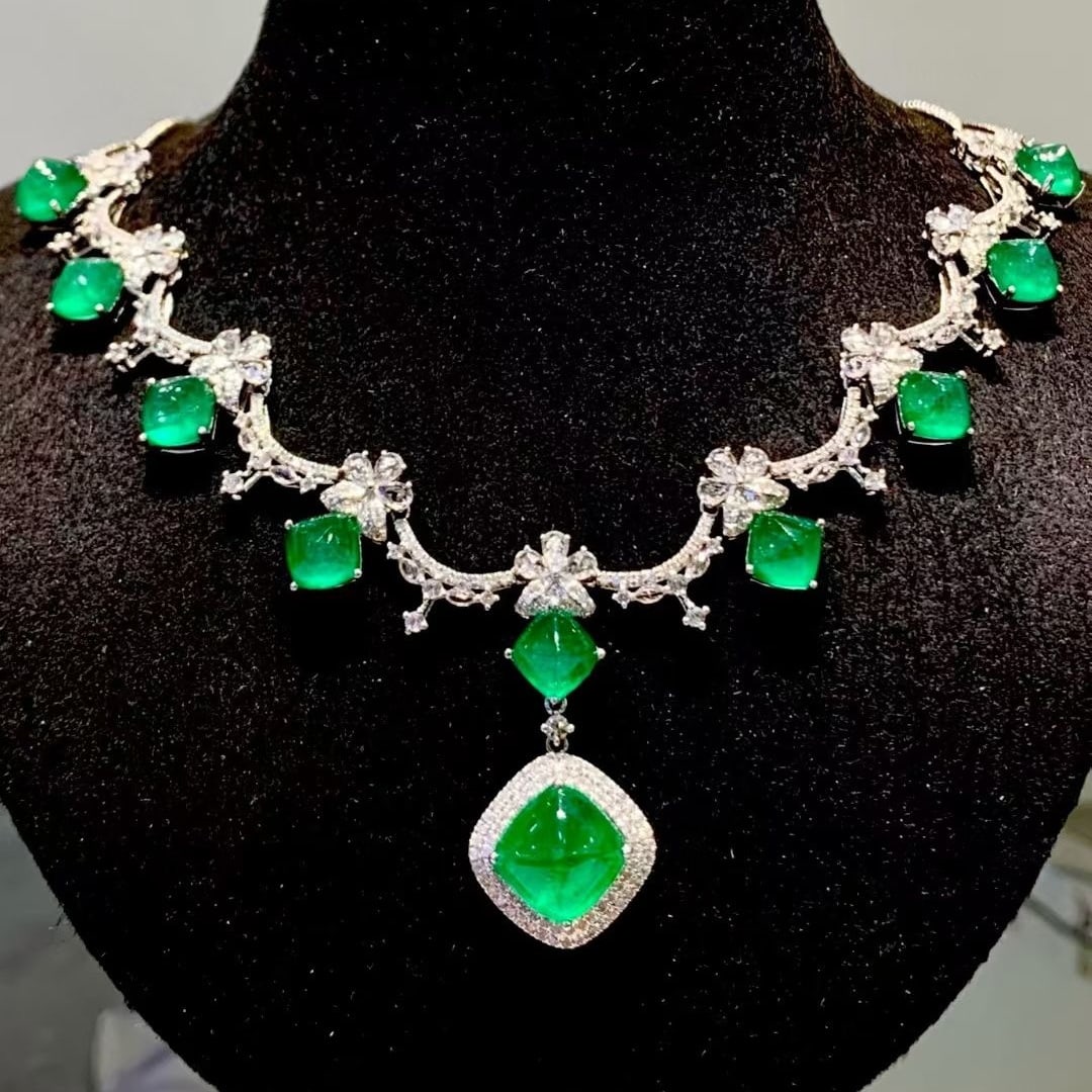 14k Gold 13 Ct Vivid Green Natural Emerald & Diamond & Sapphire Necklace: Ref:231099001 // gold content:14k gold // main gemstone:emerald // shape:sugar-loaf // carat weight:13ct // color:vivid green // treatment:natural // // adjacent gemstone 2 : diamond // shape:round