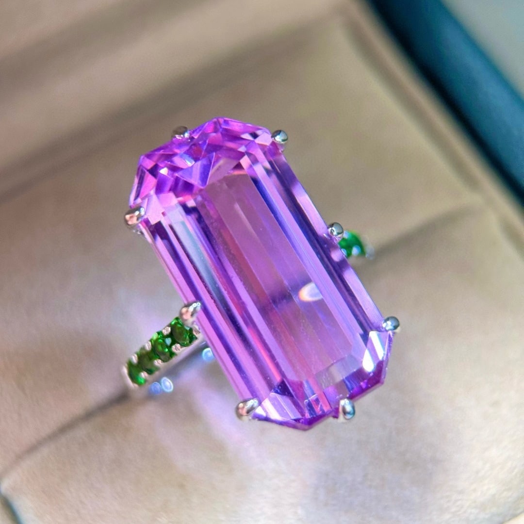 14k Gold 17.11 Ctw Natural Kunzite & Tsavorite Ring: Ref:231099021 // gold content:14k gold // ring size:7. 25us // // main gemstone:kunzite // shape:octagonal // carat weight:16. 71ct // color:purple // treatment:natural // // adjacent gemstone 2 :