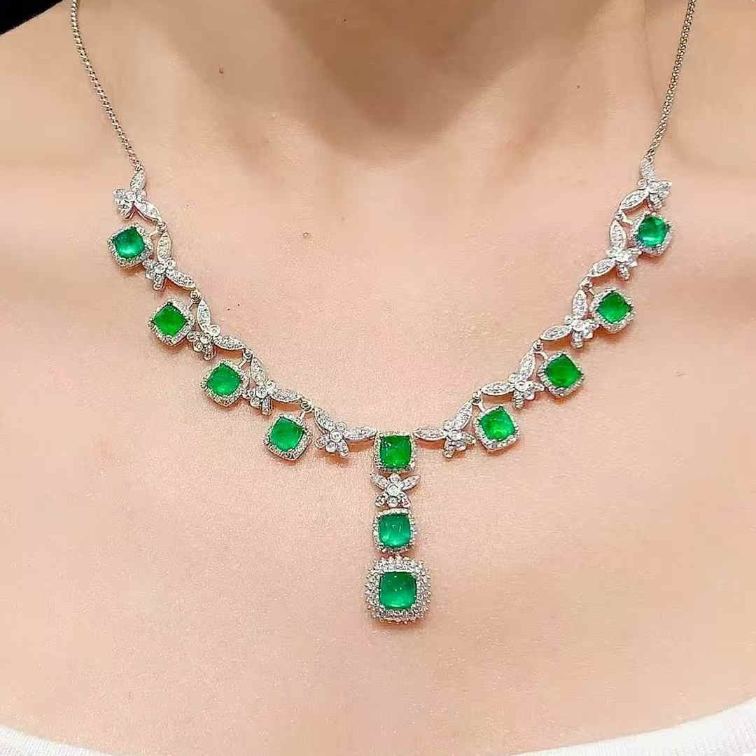 14k Gold 7.5 Ct Vivid Green Natural Emerald & Diamond Necklace - 6