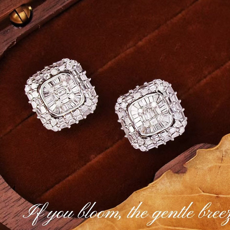 14k Gold 1.1 Ct Natural H Diamond Earrings: Ref:231099168 // gold content:14k gold // main gemstone:diamond // shape:multiple // carat weight:1. 1ct // clarity grade:vs-si // color:h // treatment:natural // Condition: New Low Estimate: 3500.00