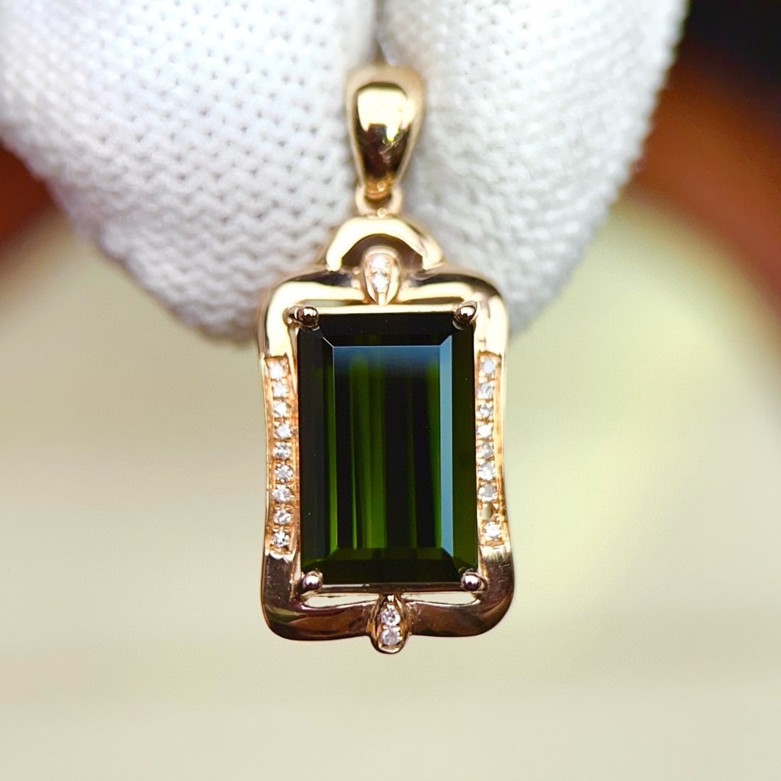 14k Gold 4.71 Ctw Natural Tourmaline & Diamond Pendant( Without Chain ): Ref:231099178 // gold content:14k gold // main gemstone:tourmaline // shape:octagonal // carat weight:4. 65ct // color:green // treatment:natural // // adjacent gemstone 2 : diamond // number of