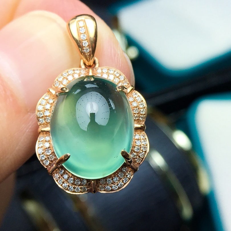 14k Gold 11.2 Ct Natural Prehnite & Diamond Pendant( Without Chain ): Ref:231100021 // gold content:14k gold // main gemstone:prehnite // shape:oval // carat weight:11. 2ct // color:green // treatment:natural // // adjacent gemstone 2 : diamond // shape:round //