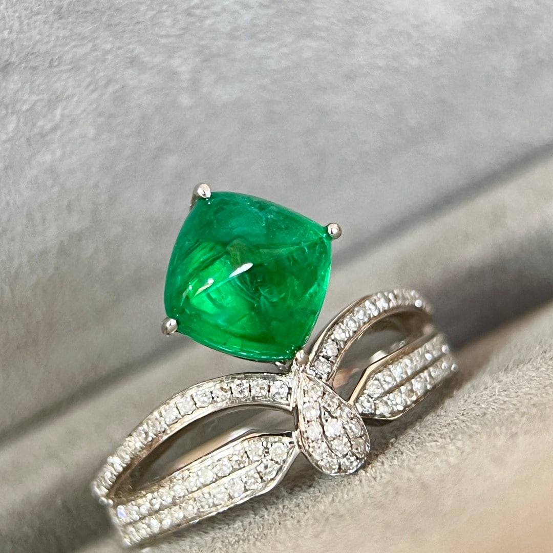 14k Gold 2.35 Ctw Vivid Green Natural Emerald & Diamond Ring: Ref:231100057 // gold content:14k gold // ring size:7. 25us // // main gemstone:emerald // shape:sugar-loaf // carat weight:2. 10ct // color:vivid green // treatment:natural // // adjacent gemstone 2
